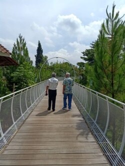 Skywalk tempat kegiatan griya lansia berbayar di kawasan Lembang, Bandung Utara. (Foto: Courtesy/Adhi Santika)