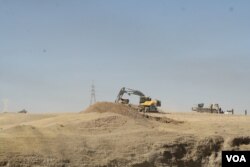 Kurdish Peshmerga forces build new defense barriers between Kirkuk and the Kurdistan Region's capital, Irbil on Oct. 17, 2017. (H.Murdock/VOA)