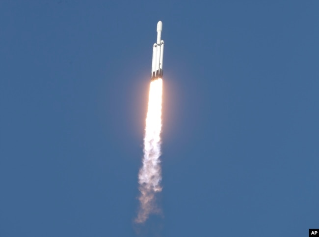 Un cohete SpaceX Falcon Heavy fue lanzado desde el Centro Espacial Kennedy en Cabo Cañaveral, Florida, el 11 de abril de 2019.