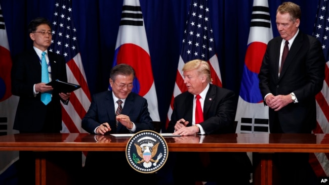 2018年9月24日特朗普和韩国总统文在寅在纽约美韩自由贸易协定签字仪式上