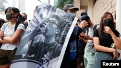Pendukung Edward Leung, aktivis yang dipenjara, berkumpul di luar Pengadilan Tinggi ketika Leung mengajukan banding terhadap vonis dan hukuman di Hong Kong, China, 9 Oktober 2019.