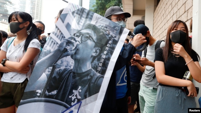 2019年10月9日香港社运人士、“香港本土民主前线”发言人梁天琦上诉出庭，香港高等法院外有上百抗议人士到场支持。