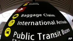 2017年6月26日，西雅图国际机场的国际航班抵达的标志。最高法院周一裁定，川普总统签署的旅行限令部分条款可以暂时执行。最高法院将在10月对这个旅行限令进行全面的审查。