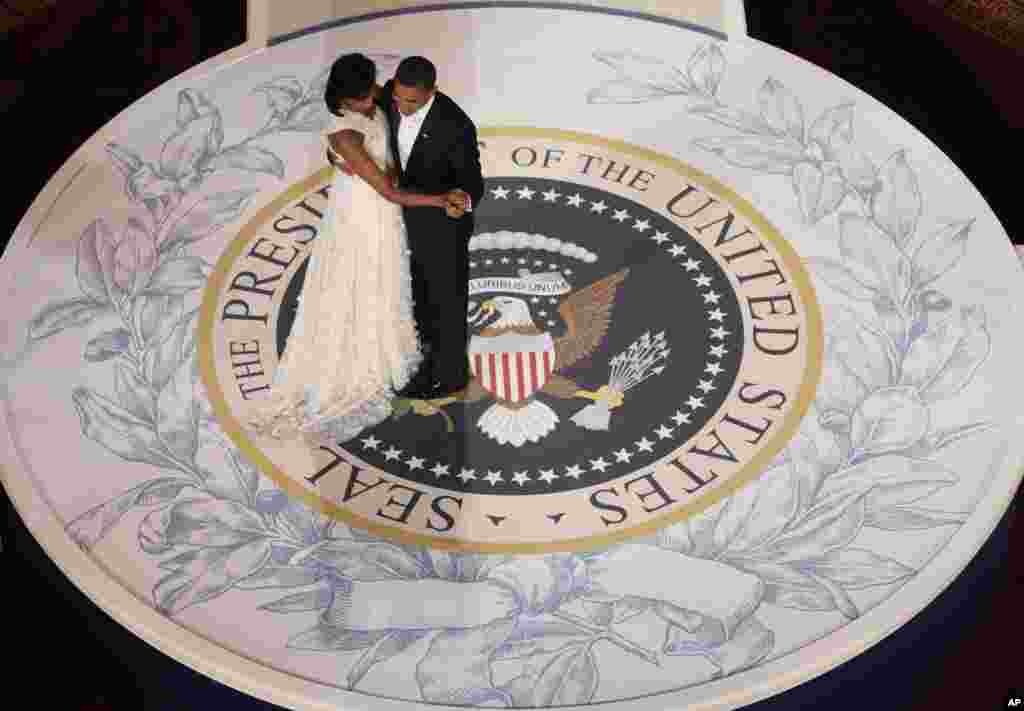 2009年1月20日，奥巴马总统和第一夫人米歇尔在华盛顿的国家建筑博物馆举行的总司令就职舞会上双双起舞。