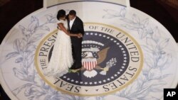 Presiden AS Barack Obama dan ibu negara Michelle Obama berdansa pada salah satu pesta perayaan pelantikan presiden pada 2009. (Foto: Dok)