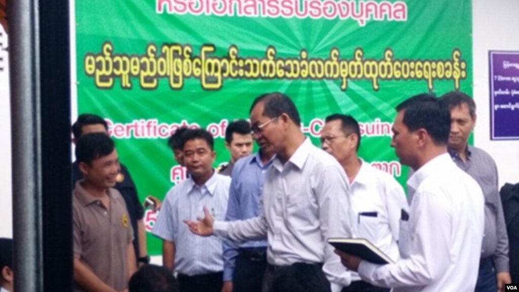 အလုပ္သမား၊ လူဝင္မႈႀကီးၾကပ္ေရးနဲ႔ ျပည္သူ႔အင္အားဦးစီးဌာန အလုပ္သမားညႊန္ၾကားမႈဦးစီးဌာန ညႊန္ခ်ဳပ္ ဦးဝင္းရွိန္ ထိုင္းႏိုင္ငံ CI စခန္းမ်ားသို႔ သြားေရာက္စစ္ေဆးစဥ္။ 