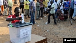 ARSIP – Seorang pria menggunakan hak suaranya di TPS selama proses pemilihan presiden (7/12/2012). Accra, Ghana. (foto: REUTERS/Stringer).