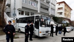 Ankara'da bir sendika binasına baskın düzenleyen polisler