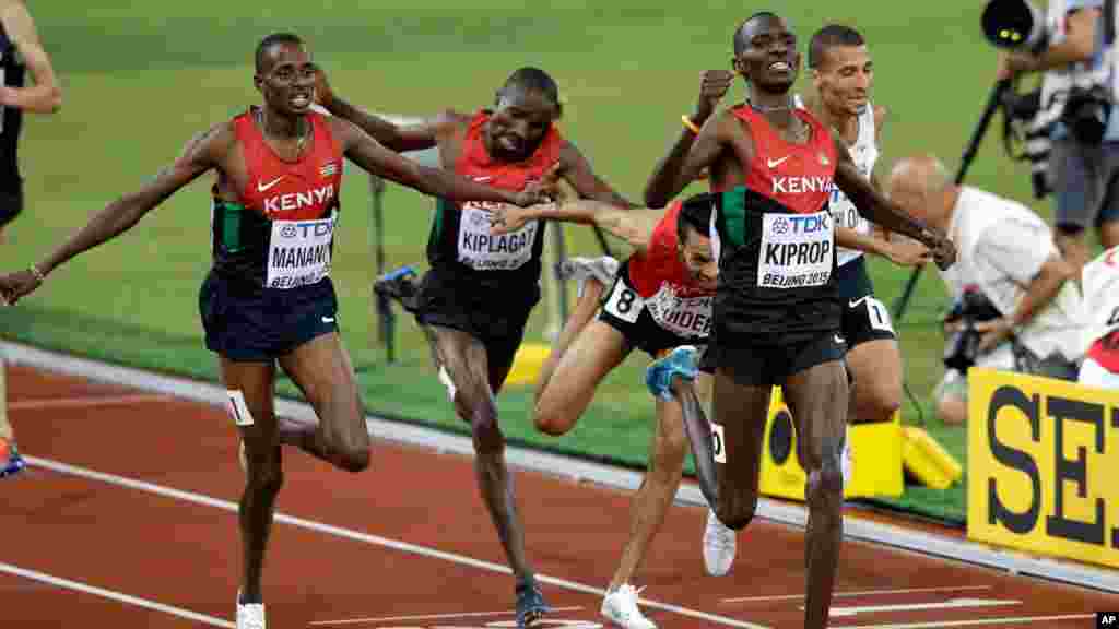 Asbel Kiprop wa Kenya akinyakua ushindi katika mbiyo za mita 1500, huko Beijing 2015