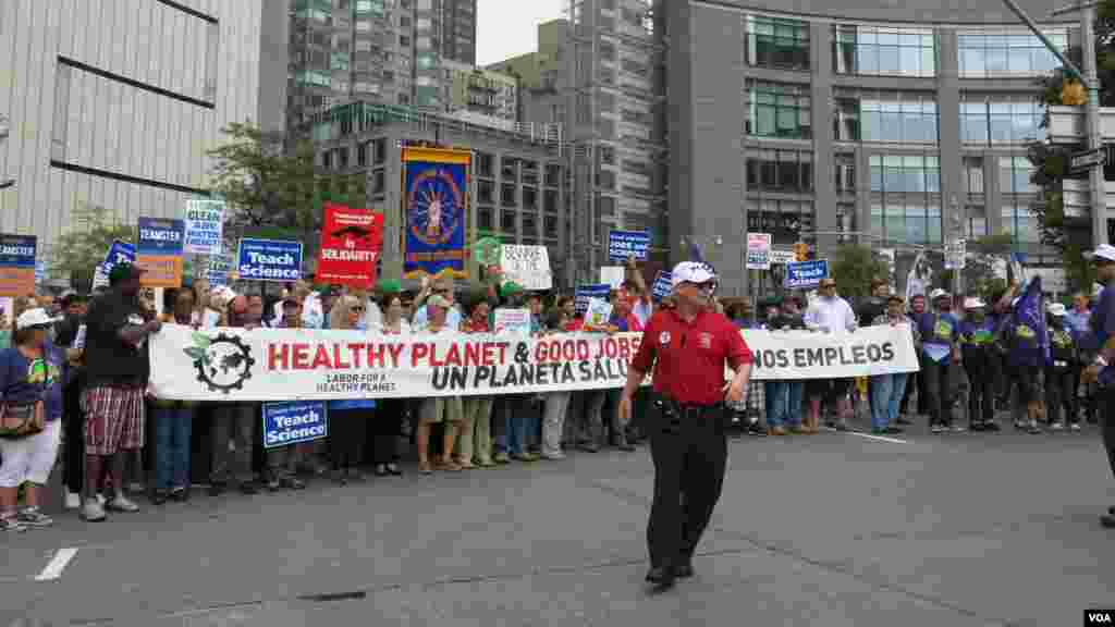 Dozens of labor unions representing teachers, electricians, nurses and others march in the People's Climate March, New York, Sept. 21, 2014. (Rosanne Skirble/VOA)