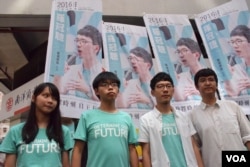 香港眾志立法會選舉香港島參選人羅冠聰(右二)。（美國之音湯惠芸攝）