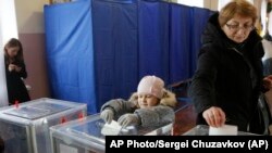 Виборча дільниця в Києві під час місцевих виборів 2015 року (AP Photo/Сергій Чузавков)