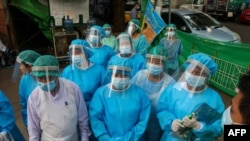 ရန်ကုန်မြို့မှာ ကိုဗစ် ကူးစက်ပျံ့နှံ့မှု ထိန်းချုပ်နိုင်ရေး အိမ်တိုင်ရာရောက် စစ်ဆေးပေးဖို့ ပြင်ဆင်နေတဲ့ ကျန်းမာရေးဝန်ထမ်းများ။ (မေ ၁၇၊ ၂၀၂၀)