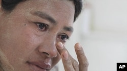 Burmese Ma Moe, who is infected with HIV, cries as she remembers how her husband died of AIDS. The number of AIDS cases in Asia has increased. (AP)