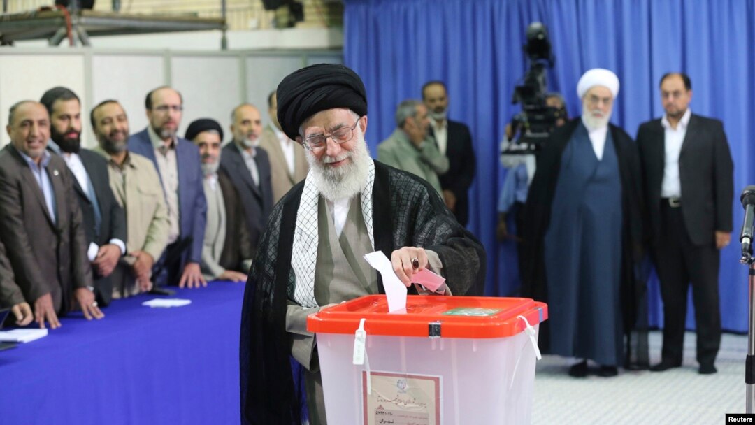 Hogaamiyaha Sare ee Ruuxiga ah Ayatollah Ali Khamenei oo codkiisa dhiibanaya, Tehran, June 14, 2013.