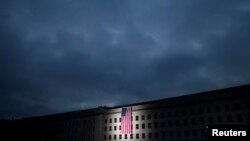 La bandera de EE.UU. es desplegada al amanecer como parte de la 18va ceremonia anual de observación del 11 de septiembre en el Pentágono. Arlington, Virginia. 11 de septiembre de 2019. REUTERS / Al Drago.