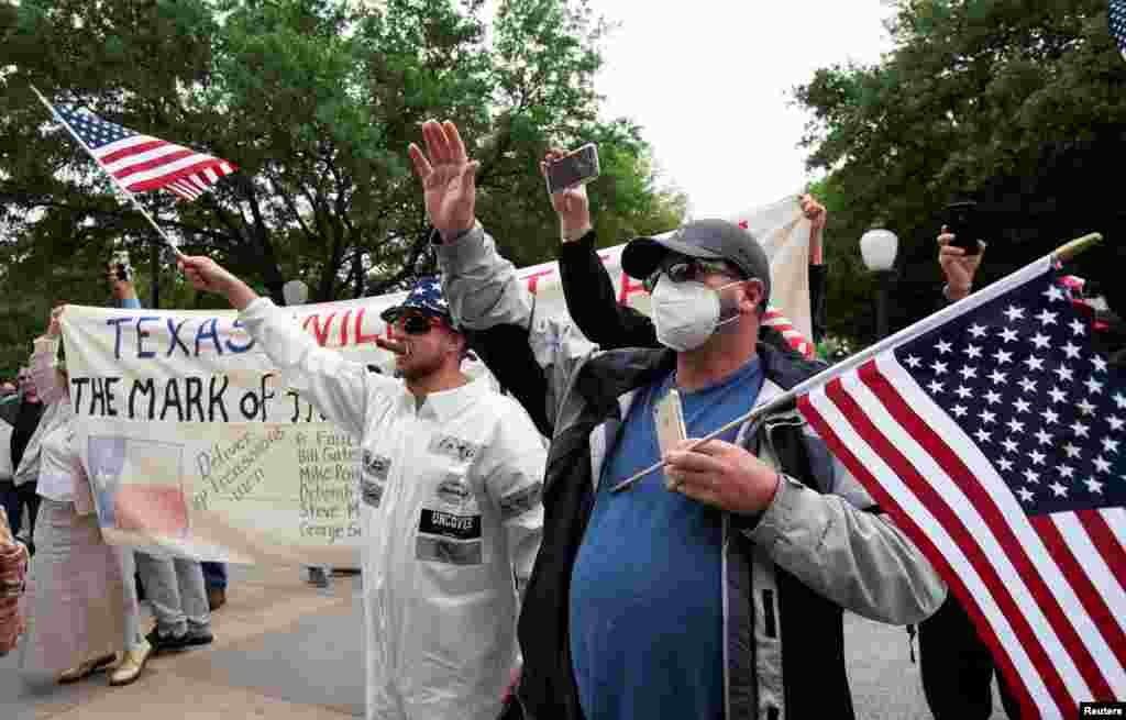 ٹیکساس میں نکالی جانے والی احتجاجی ریلی میں شرکا نے بینرز تھامے ہوئے تھے جس میں معاشی مسائل کا تذکرہ تھا۔