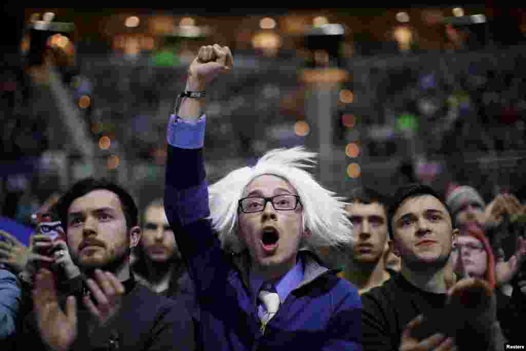 Supporters cheer at a campaign rally for U.S. Democratic presidential candidate Bernie Sanders in East Lansing, Michigan, March 2, 2016.