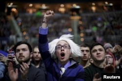 Para pendukung kandidat capres Partai Demokrat Bernie Sanders dalam kampanye di East Lansing, Michigan (2/3).