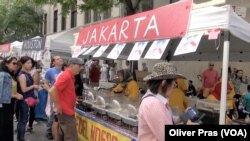 Puluhan stan yang menjual makanan khas Indonesia turut meramaikan Indonesia Street Festival di New York, 31 Agustus 2019. (Foto: Oliver Pras/VOA)