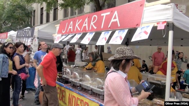 Puluhan stan yang menjual makanan khas Indonesia turut meramaikan Indonesia Street Festival di New York, 31 Agustus 2019. (Foto: Oliver Pras/VOA)