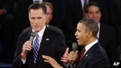 Presiden Obama (kiri) dan Mitt Romney dalam debat capres di Universitas Hofstra, New York (16/10).