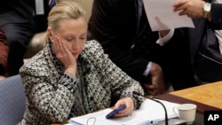 Hillary Clinton ketika masih menjabat sebagai Menlu AS tahun 2012, memeriksa ponselnya di sela pertemuan DK PBB (foto: dok).