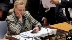 Tư liệu - Ngoại trưởng Mỹ Hillary Clinton xem điện thoại di động sau khi phát biểu trước Hội đồng Bảo an tại trụ sở Liên Hiệp Quốc, ngày 12 tháng 3, 2012.