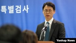 박근혜 대통령의 비위 의혹과 최순실 게이트를 수사 중인 박영수 특별검사팀 이규철 대변인이 28일 서울 대치동 사무실에서 브리핑을 하고 있다. 