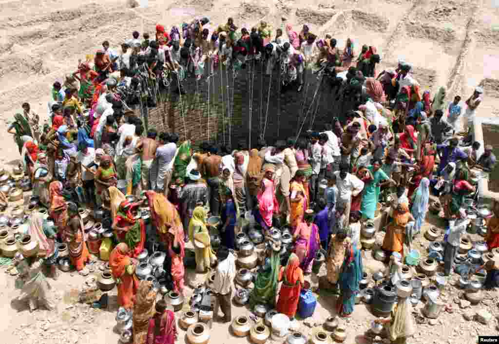 انڈیا کے شہر گجرات میں ایک کنویں سے پانی بھر رہے ہیں 