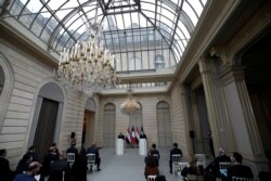 Presiden Perancis Emmanuel Macron, dan Presiden Mesir Abdel-Fattah el-Sissi menghadiri konferensi pers bersama di Istana Elysee, di Paris, Prancis 7 Desember 2020. (Foto: Reuters)