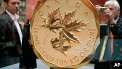 Los visitantes echan un vistazo a la moneda de oro más grande y cara del mundo, la "Hoja de arce canadiense".