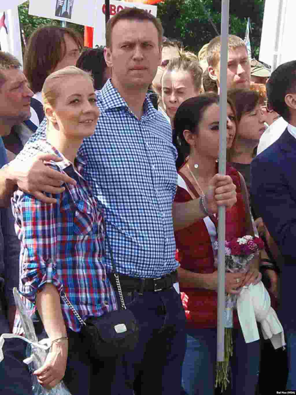 納瓦里內夫婦（左一，二）參加6月12日的莫斯科發反政府示威。 (美國之音白樺拍攝)