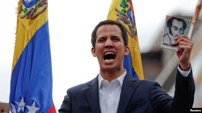 委内瑞拉反对派领导人胡安·瓜伊多(Juan Guaido)在反对马杜罗的群众大会上手持宪法。