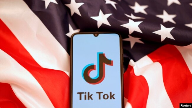 美国国旗为背景的智能手机上TikTok的标识