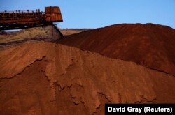 Perusahaan pertambangan Rio Tinto sedang melakukan pembongkaran bijih besi ke tumpukan di sebuah tambang yang terletak di wilayah Pilbara, Australia Barat, 2 Desember 2013. (Foto: Reuters)