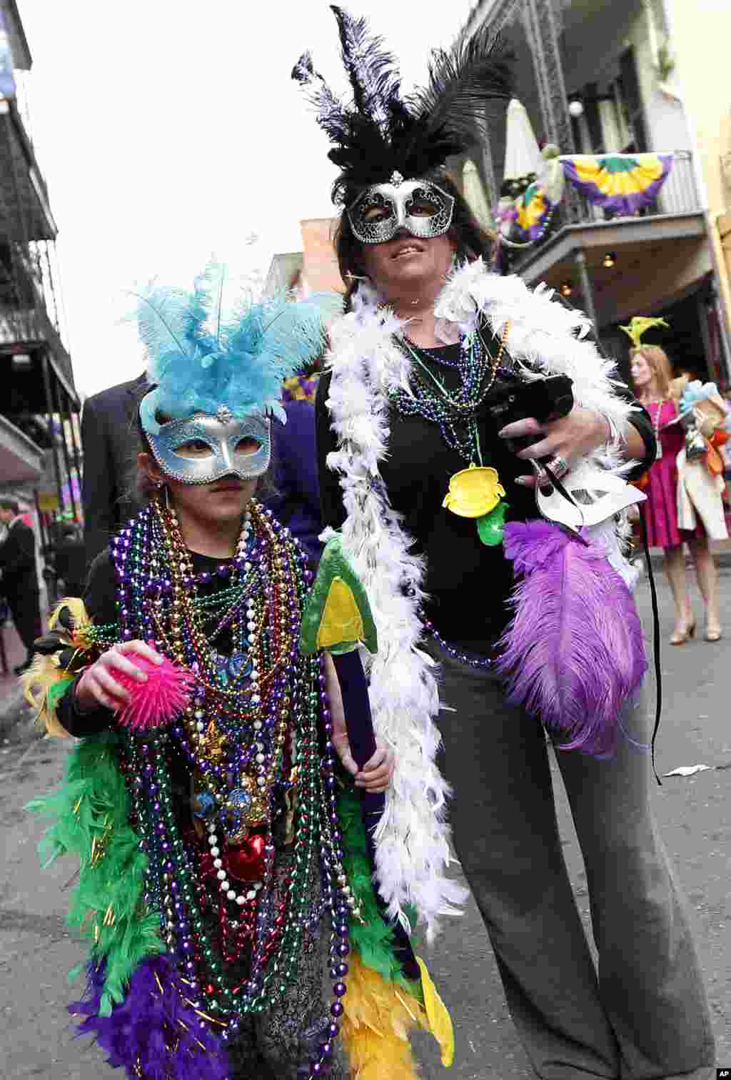 Los disfraces, máscaras y collares durante el Mardi Gras son un imperativo para ser parte de la celebración. 
