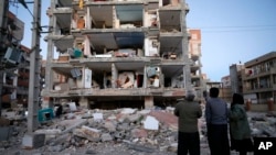 En esta foto proporcionada por la Agencia de Noticias ISNA, se observan los daños a un edificio en la ciudad de Sarpol-e-Zahab, luego del terremoto en Irán.