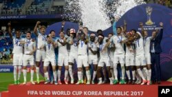 Para pemain Inggris merayakan kemenangan mereka setelah mengalahkan Venezuela 1-0 dan memenangkan final Piala Dunia FIFA U-20 Korea 2017 di Stadion Piala Dunia Suwon, Korea Selatan, 11 Juni 2017. (AP Photo/Ahn Young-joon)