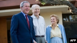 Cựu Tổng thống George W. Bush, Cựu Tổng thống Gerald Ford và Cựu Đệ nhất Phu nhân Betty Ford năm 2006.