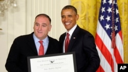 El presidente Barack Obama junto al chef José Andrés en la ceremonia de naturalización de nuevos ciudadanos este 4 de julio.