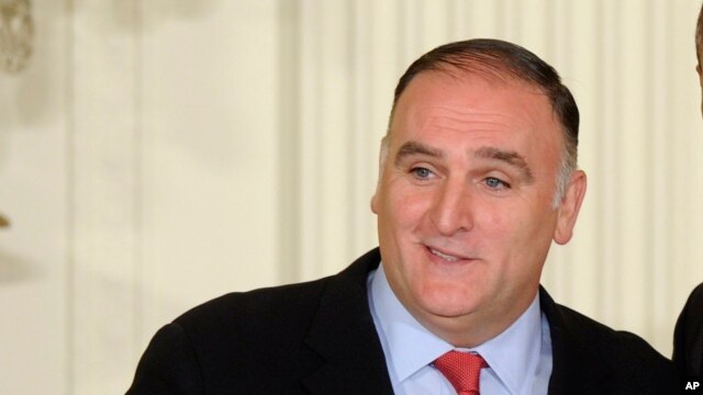 El chef José Andrés dijo que no continuará con los planes de un restaurante en un hotel de Trump después de comentarios contra los hispanos.