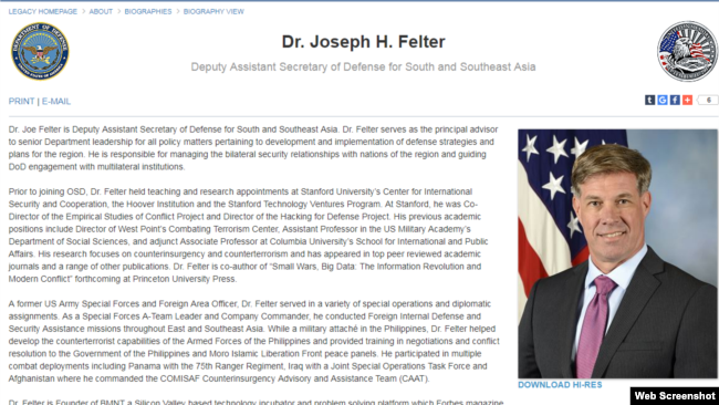 លោក Joseph H. Felter ឧបការីរងរដ្ឋមន្រ្តីក្រសួងការពារជាតិសហរដ្ឋអាមេរិកទទួលបន្ទុកតំបន់អាស៊ីខាងត្បូង និងអាស៊ីអាគ្នេយ៍។ (រូបថតពីគេហទំព័រផ្លូវការក្រសួងការពារប្រទេសអាមេរិក)