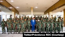 Président Félix Tshisekedi kati na commandants ya ba opérations ya FARDC nsima na bokutani na Cité ya Union africaine, Kinshsa, RDC, 10 décembre 2020. (Twitter/Présidence RDC)