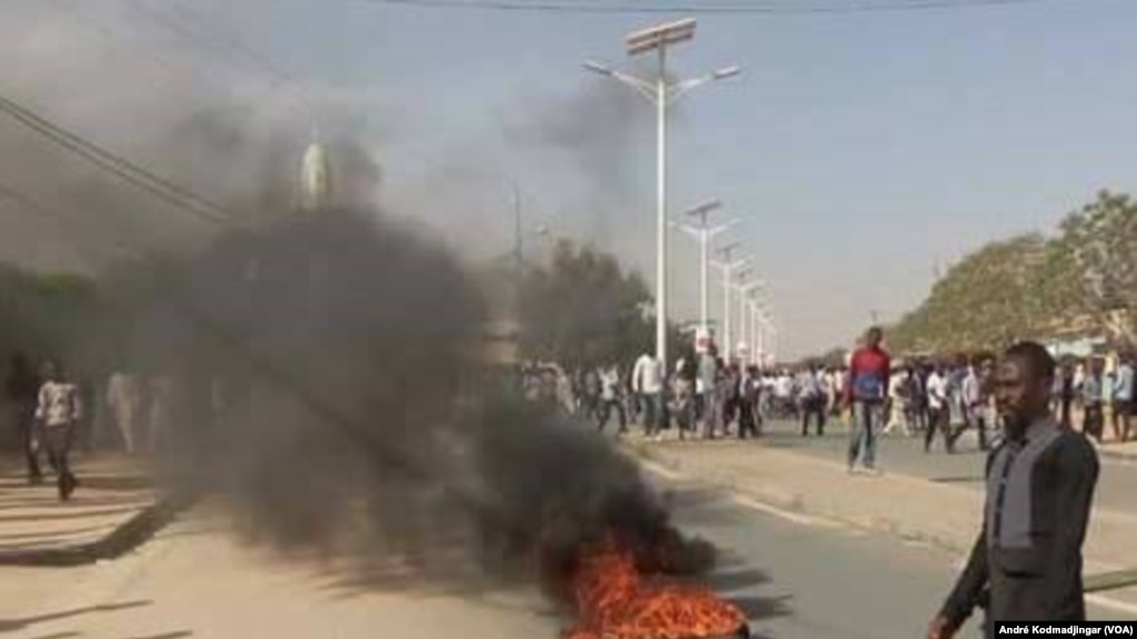 Une femme a été tuée par balle lors d’une manifestation, à N’Djamena, Tchad, 10 février 2017. (VOA/André Kodmadjingar)