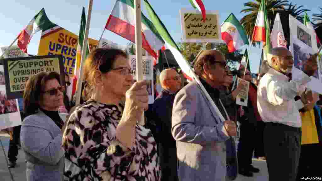 عصر روز شنبه گروهی از ایرانیان در شهر لس آنجلس کالیفرنیا در تجمعی حمایت خود را از اعتراض مردم ایران علیه جمهوری اسلامی ابراز کردند.