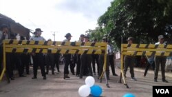 Custodios de “La Modelo” levantan un cordón de seguridad para envitar que manifestantes avancen. Managua, Nicaragua. Photo: Daliana Ocaña - VOA.