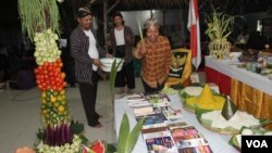 Prosesi penyucian sesaji pada Upacara Greget Sura di Surabaya (5/11). (VOA/Petrus Riski)