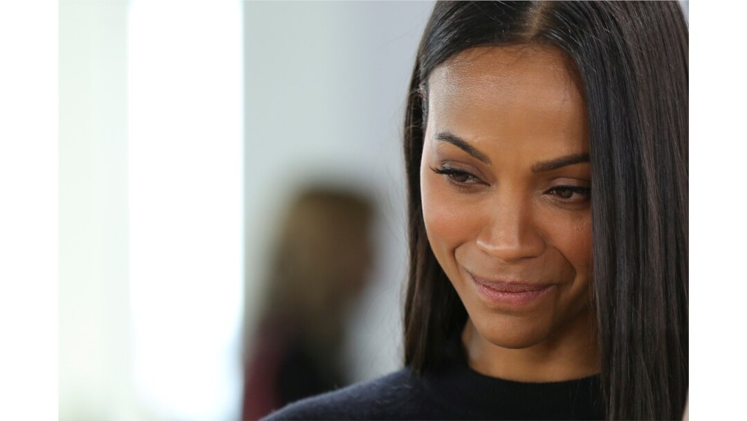 Aktris Zoe Saldana menghadiri koleksi busana Tory Burch Fall/Winter 2019 selama New York Fashion Week di New York, AS, 10 Februari 2019. (Foto: REUTERS/Caitlin Ochs)