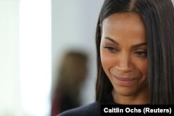 Aktris Zoe Saldana menghadiri koleksi busana Tory Burch Fall/Winter 2019 selama New York Fashion Week di New York, AS, 10 Februari 2019. (Foto: REUTERS/Caitlin Ochs)